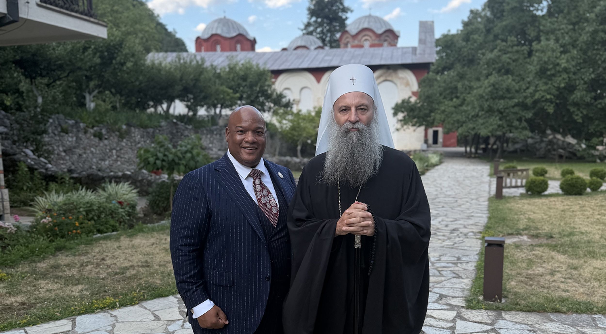 Le conseiller spirituel du président Trump en visite auprès de l&rsquo;Église orthodoxe serbe