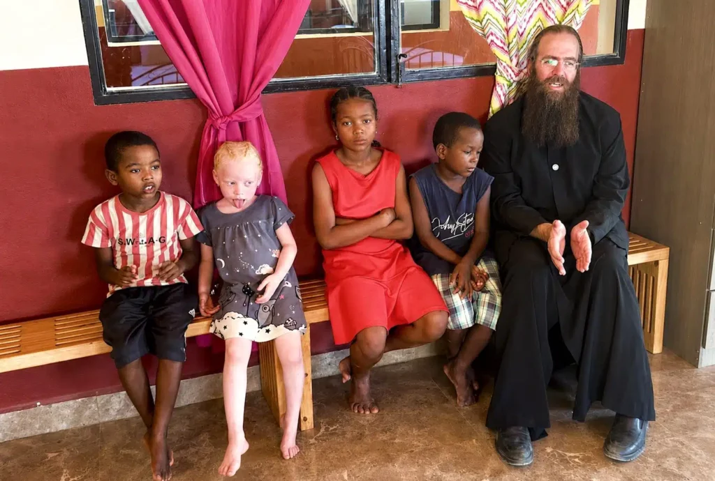 Comment Un évêque Orthodoxe Sauve Des Enfants