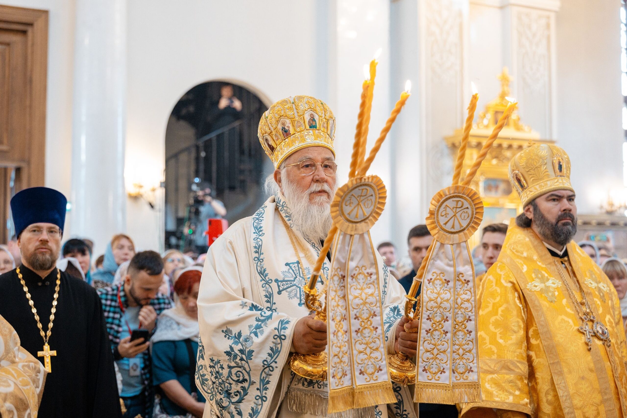 Le 23 août 2026 les métropolites Nectaire de Corfou et Cyrille de Kazan ont concélébré la Liturgie en la cathédrale de Kazan
