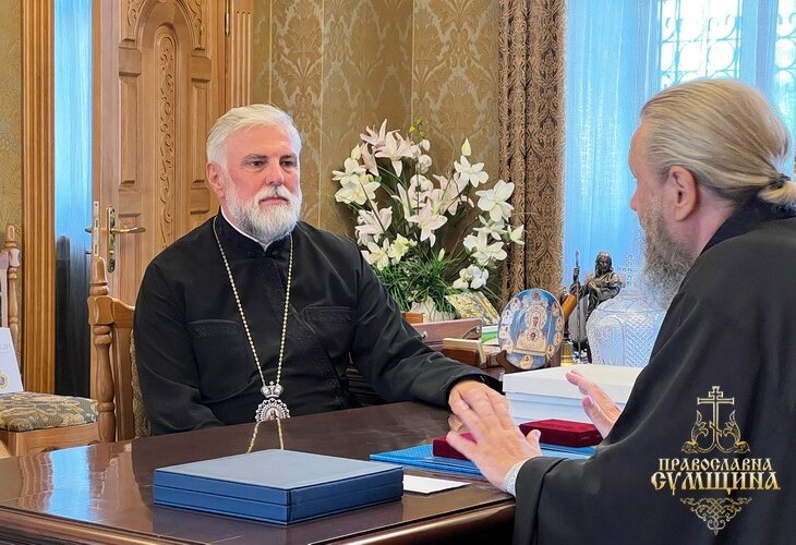 Un hiérarque de l&rsquo;Église orthodoxe serbe s&rsquo;est rendu à Soumy et a exprimé son soutien à l&rsquo;Église orthodoxe ukrainienne